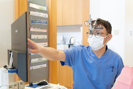 モニターを見ながら患者さんと丁寧にお話しする様子