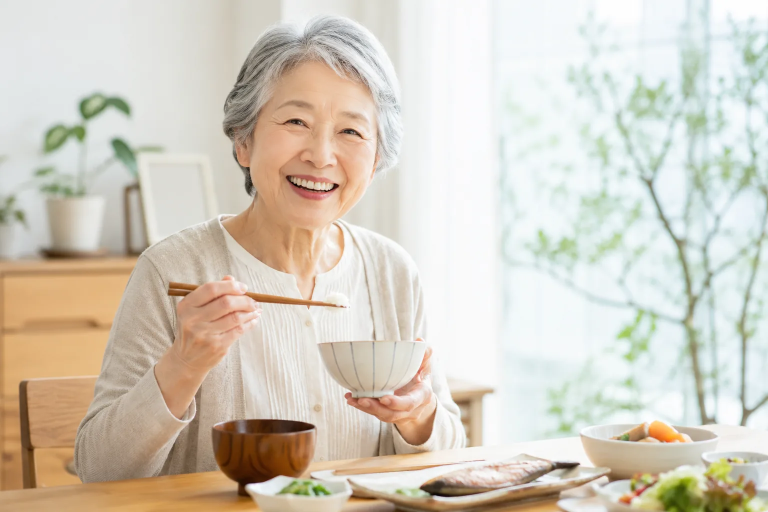 笑顔で食事をする高齢者